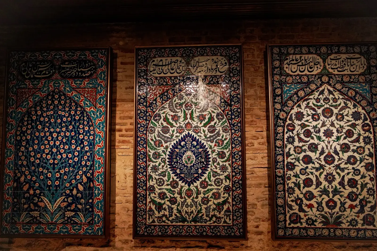 Intricate blue and turquoise Ottoman İznik tiles on an exterior palace wall